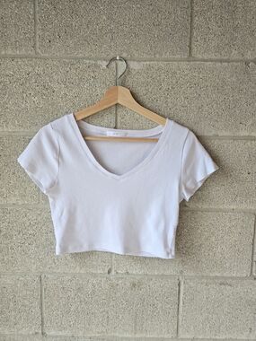 gaze White Cropped V-Neck Tee